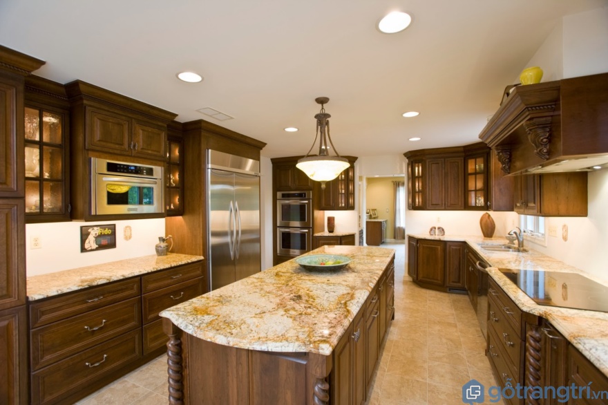 Tủ bếp gỗ kết hợp mặt đá granite - Ảnh: Internet