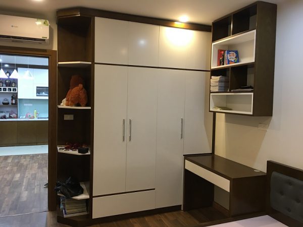 tủ đồ kết hợp kệ trang trí