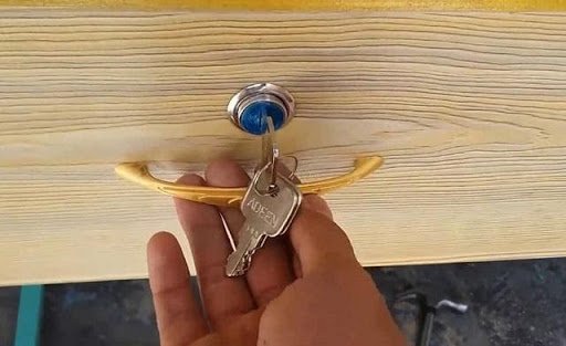 Khóa tủ văn phòng sử dụng thường xuyên sẽ rất dễ bị kẹt, hư hỏng