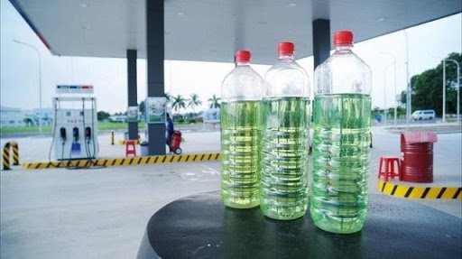 Tra xăng dầu vào chìa khóa cũng giúp bạn mở khóa văn phòng bị kẹt dễ hơn