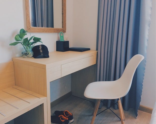 Phơi tủ trang điểm trong bóng râm là cách tốt nhất để bảo vệ tủ