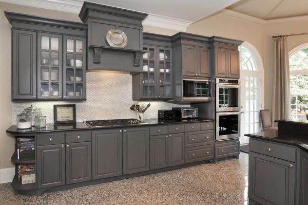 Bếp điện là một trong những thiết bị không thể thiếu đi cùng tủ bếp