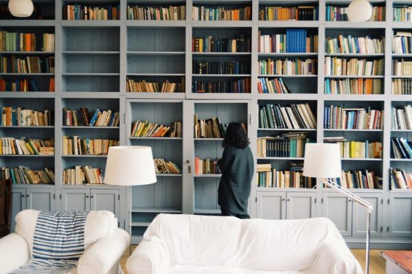 Giá sách được làm từ gỗ công nghiệp chất lương cao