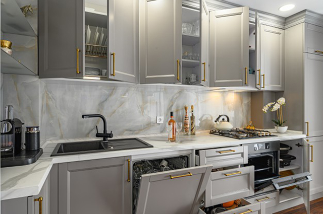 Một chiếc tủ bếp giá rẻ phụ thuộc vào chất liệu, phụ kiện và lớp bề mặt phủ