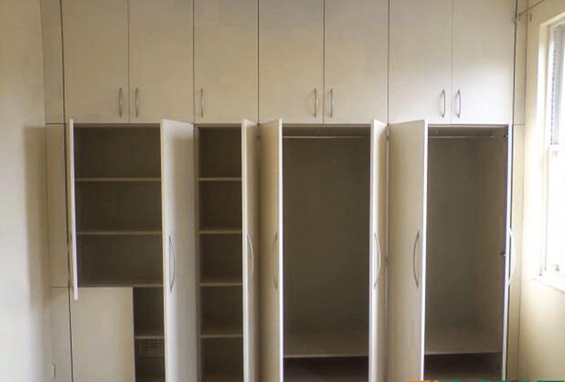 mẫu tủ quần áo âm tường hiện đại