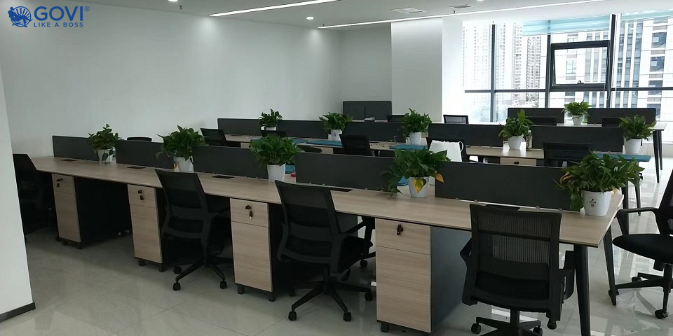 Nội thất văn phòng ấn tượng với khung bàn cụm tủ tài liệu kết hợp với ghế khung trắng hiện đại