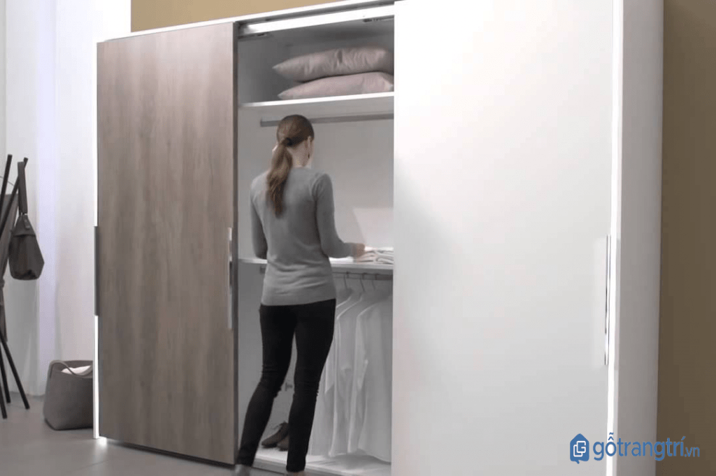 Tủ quần áo cửa lùa có hệ thống ray trượt cánh trượt giúp bạn không tốn nhiều không gian để mở cánh (Ảnh: internet)