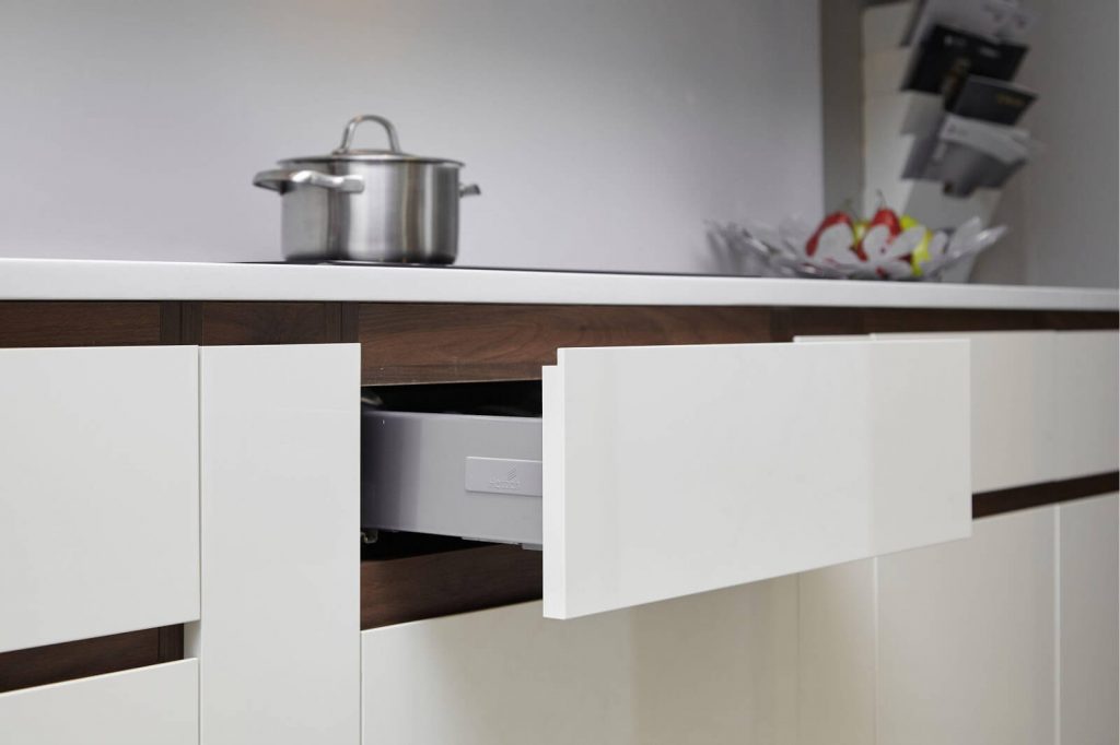 Tủ bếp với kiểu tay nắm chữ U
