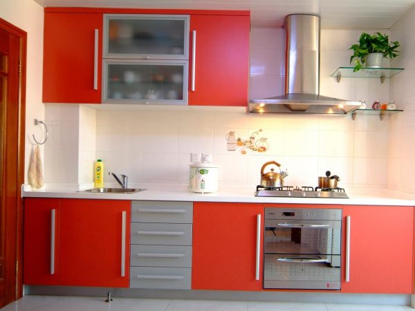 Giá cả tủ bếp acrylic khá cao