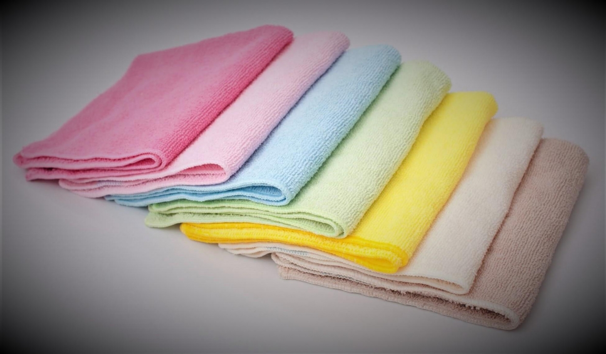 Dùng khăn bông sạch thấm hương liệu tự nhiên khử mùi tủ lạnh hiệu quả.