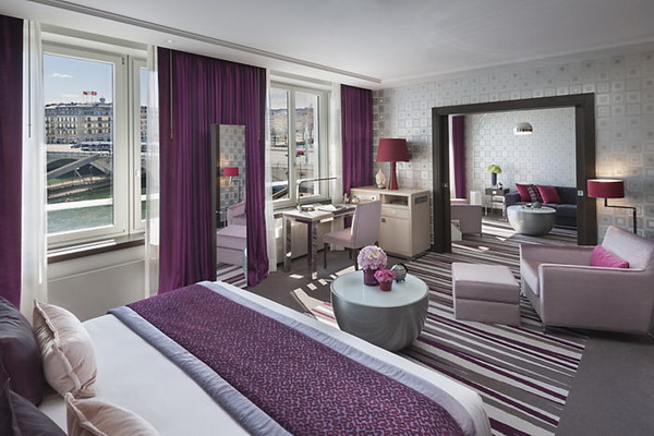 Một phòng ngủ với nội thất giường tủ khách sạn cao cấp ở Geneva, Thụy Sĩ. Bạn sẽ thấy một màu tím oải hương tươi mới ngập tràn, đi cùng phong cách thiết kế cao cấp nhất có thể khi ghé thăm khách sạn này.