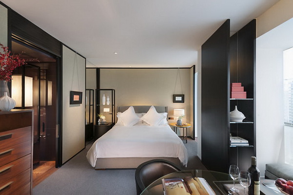 Phòng ngủ cao cấp ở Quảng Châu với thiết kế nội thất giường tủ khách sạn theo phong cách tối giản thiền Nhật Bản, tông màu chủ đạo là tương phản giữa trắng và đen, mang lại ấn tượng mạnh cho thị giác.