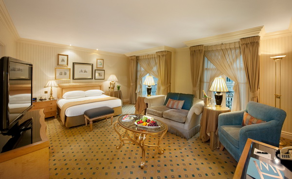 Phòng ngủ với nội thất giường tủ khách sạn cao cấp Landmark, London thiết kế theo phong cách cổ điển nhẹ nhàng không quá cầu kỳ và sử dụng màu vàng hoàng gia quen thuộc.