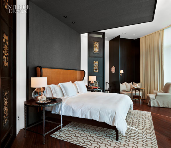 Nội thất giường tủ khách sạn phong cách phương đông cao cấp Tony Chi ở Quảng Đông, với nghệ thuật trang trí đầu giường với các bình phong chạm khắc đối xứng đậm chất văn hóa Trung Quốc.