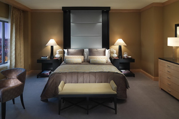 Khu vực khách sạn này được đặt gần một địa danh nổi tiếng Vịnh Đen, chính vì vậy thiết kế nội thất giường tủ khách sạn này cũng mang tông màu đen ngập tràn khắp nơi.