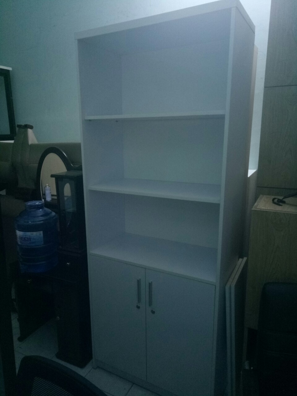 Thanh lý tủ hồ sơ có bánh xe giúp bạn dễ dàng di chuyển khi cần thiết và tránh làm xước tủ.