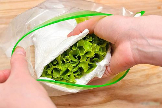 Bọc rau xanh bằng khăn giấy trước khi cho vào tủ lạnh