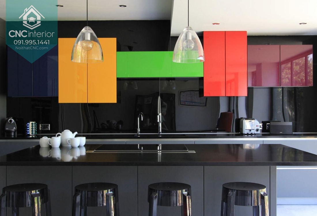 Nhà bếp sinh động với mẫu tủ bếp nhiều màu sắc